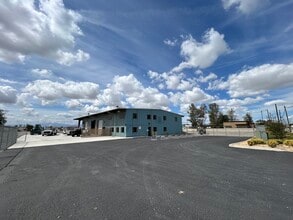 13831 Slover Ave, Fontana, CA à louer Photo de l’immeuble– Image 2 sur 8