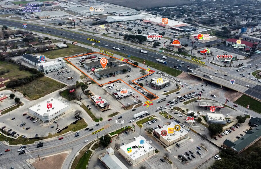 1209 N Interstate 35, New Braunfels, TX à louer - Photo de l’immeuble – Image 1 sur 3