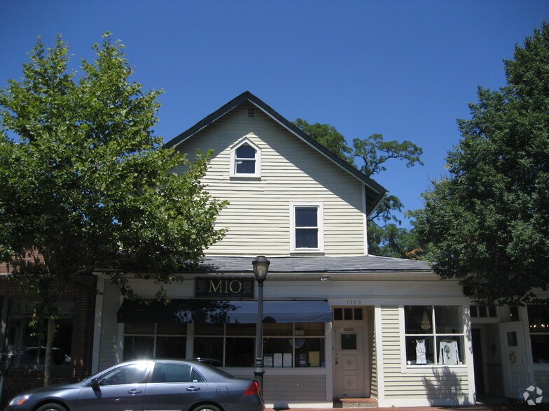 1355 Old Northern Blvd, Roslyn, NY à vendre - Photo de l’immeuble – Image 2 sur 3