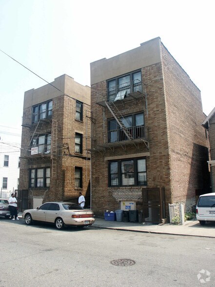 864 E 221st St, Bronx, NY à vendre - Photo de l’immeuble – Image 3 sur 6