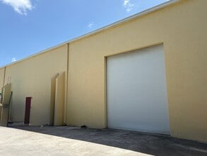 2230 NW 22nd St, Pompano Beach, FL à louer Photo de l’immeuble– Image 2 sur 4