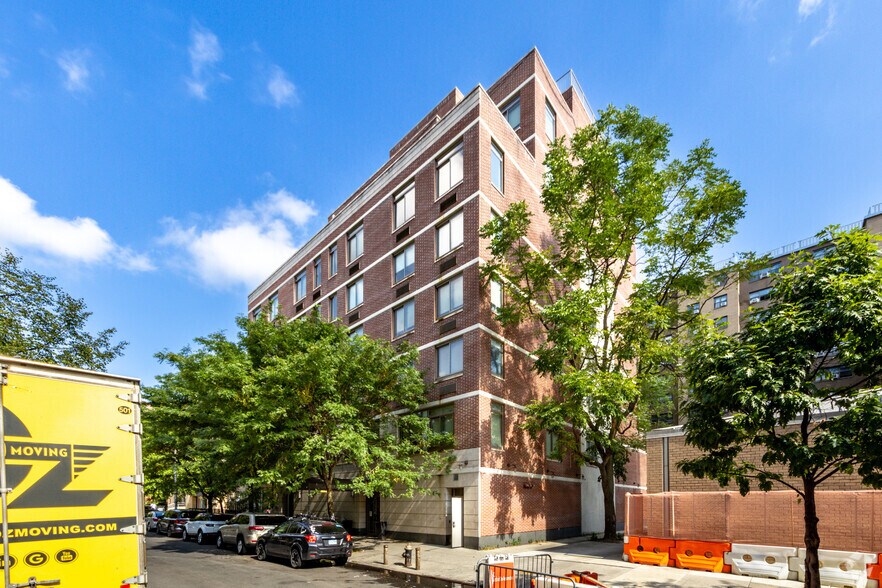 327 E 101st St, New York, NY à vendre - Photo de l’immeuble – Image 1 sur 6