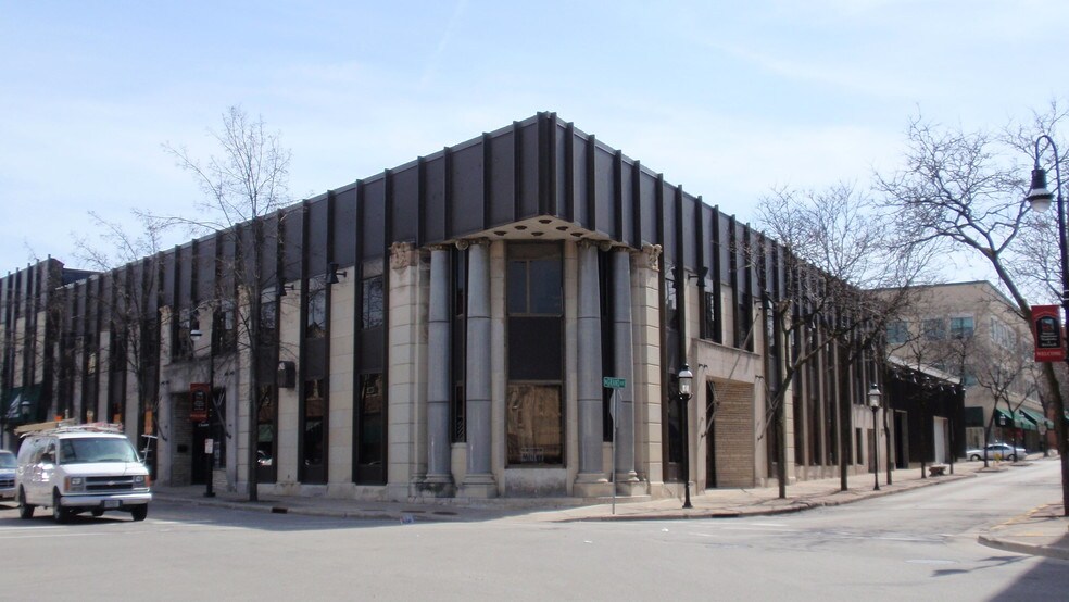 831 N Grand Ave, Waukesha, WI à louer - Photo de l’immeuble – Image 1 sur 2