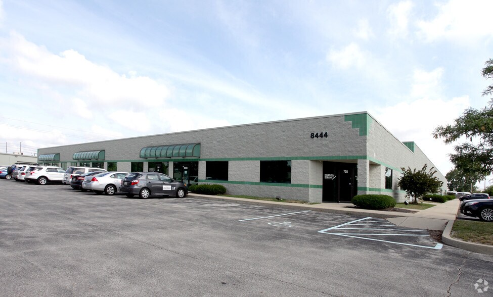 8444 Castlewood Dr, Indianapolis, IN à louer - Photo principale – Image 2 sur 3