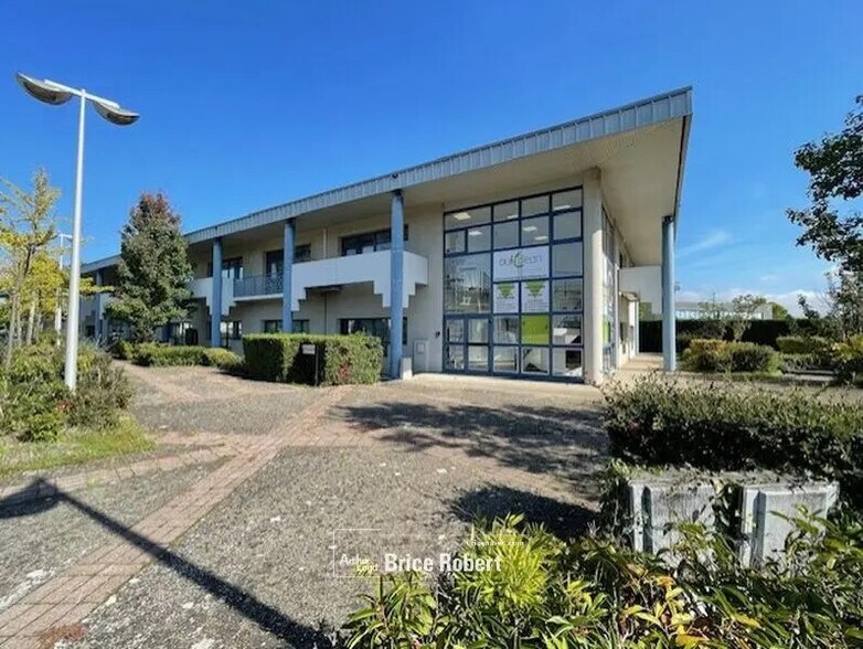 Local d’activités dans Bron à louer - Photo de l’immeuble – Image 1 sur 24