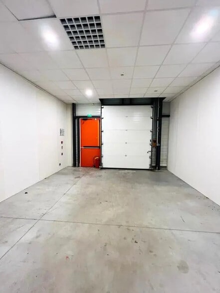 Bureau dans Élancourt à louer - Photo de l’immeuble – Image 3 sur 15