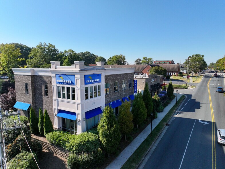 324 N Trade St, Matthews, NC à louer - Photo de l’immeuble – Image 2 sur 4