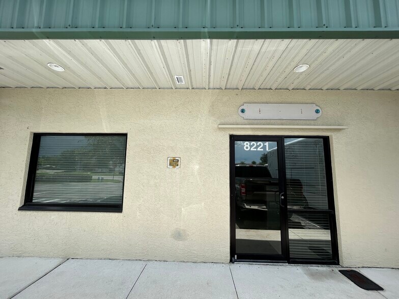 8221-8239 Blaikie Ct, Sarasota, FL à louer - Photo de l’immeuble – Image 2 sur 7