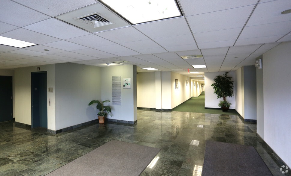 500 Bi-County Blvd, Farmingdale, NY à louer - Hall d’entrée – Image 2 sur 4