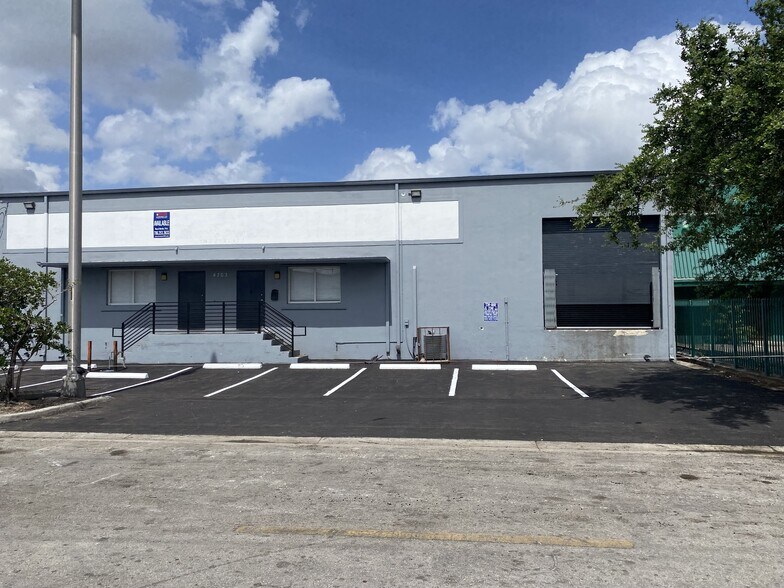 4763 E 11th Ave, Hialeah, FL à louer - Photo de l’immeuble – Image 1 sur 8
