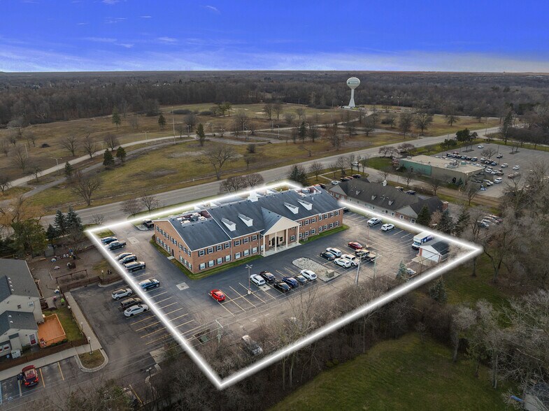 41000 W 7 Mile Rd, Northville, MI à vendre - Photo de l’immeuble – Image 3 sur 61