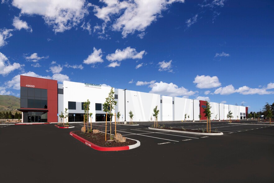 49000 Milmont Dr, Fremont, CA à louer - Photo de l’immeuble – Image 2 sur 17
