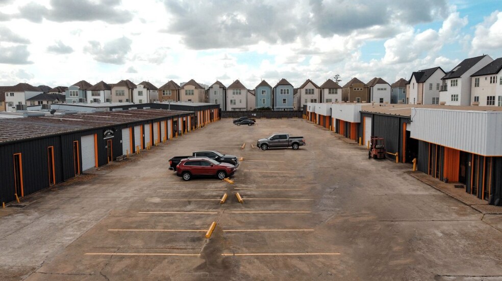 1201 Upland Dr, Houston, TX à louer - Photo de l’immeuble – Image 2 sur 4