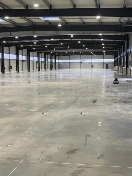 Industriel/Logistique dans Saint-Étienne-du-Rouvray à louer - Photo de l’immeuble – Image 2 sur 17