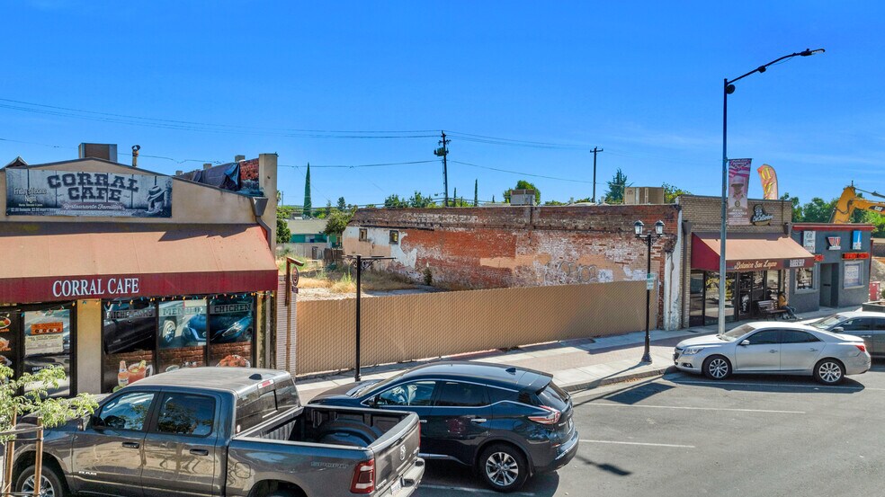 668 Fresno St, Parlier, CA à vendre - Photo de l’immeuble – Image 2 sur 24