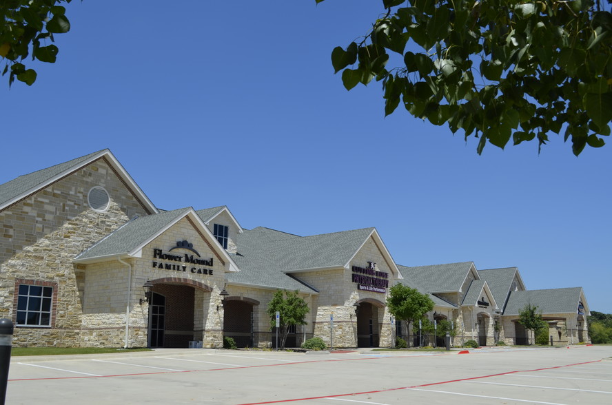 4951 Long Prairie Rd, Flower Mound, TX à louer - Photo de l’immeuble – Image 1 sur 8