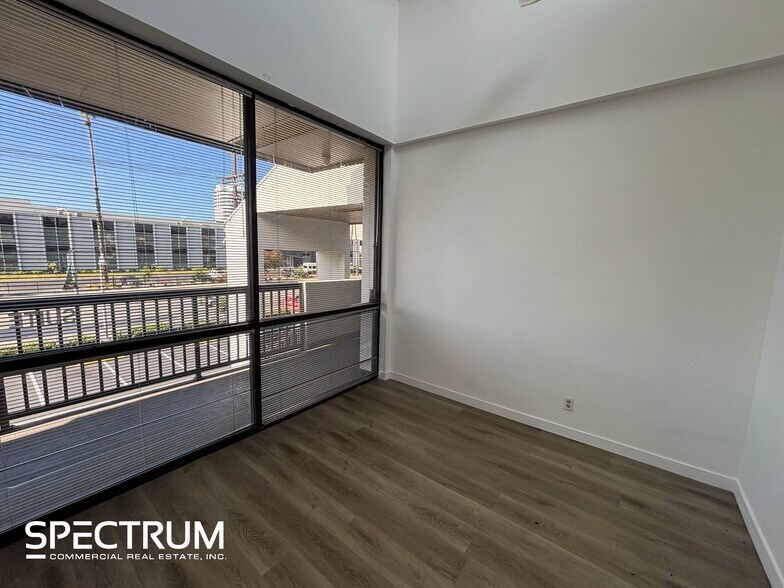 21101-21163 Victory Blvd, Canoga Park, CA à louer - Photo de l’immeuble – Image 3 sur 17