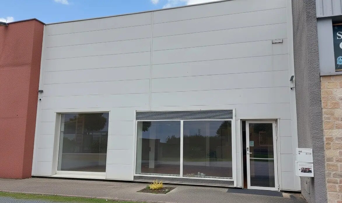 Local commercial dans Naintré à louer Photo de l’immeuble– Image 1 sur 2