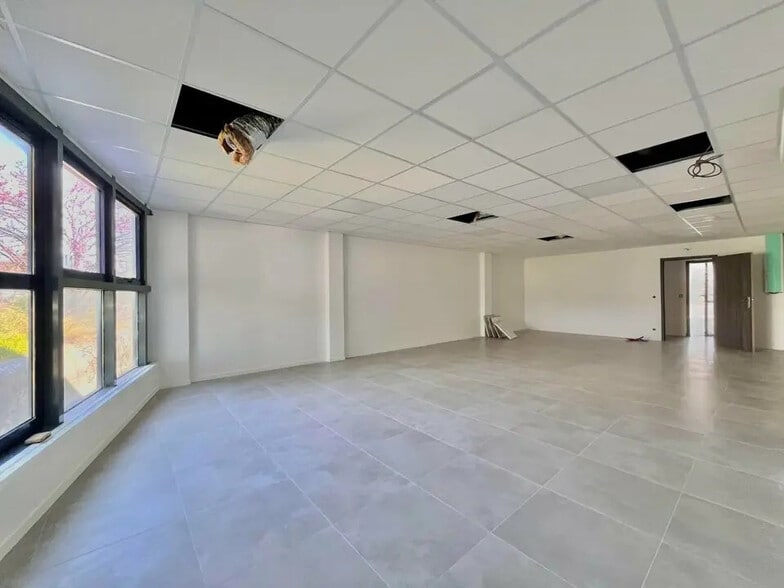 Bureau dans Villeneuve-Loubet à louer - Photo de l’immeuble – Image 2 sur 4