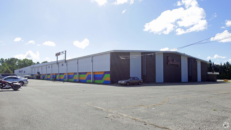 2100 28th St SE, Grand Rapids, MI à louer - Photo de l’immeuble – Image 3 sur 3
