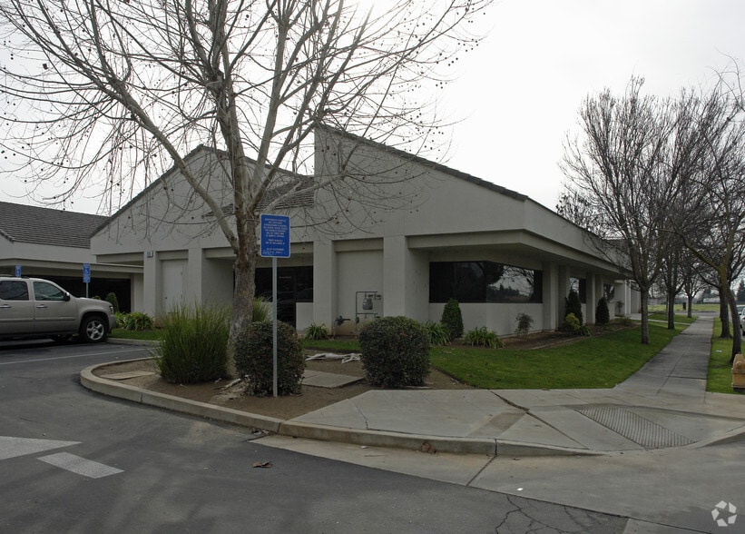 2425 W Cleveland Ave, Madera, CA à louer - Photo principale – Image 1 sur 3