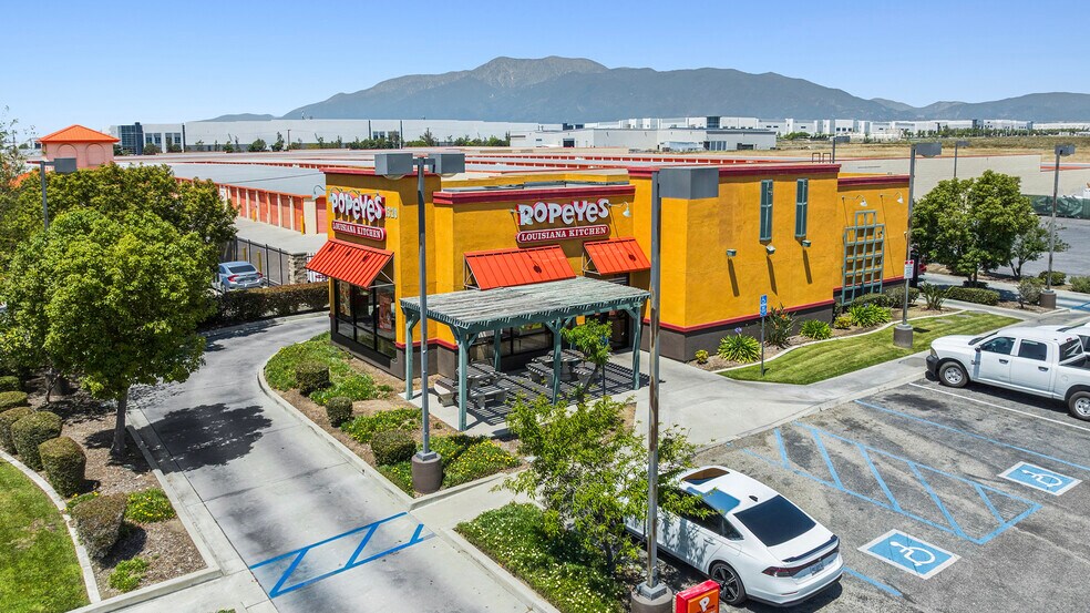 1320 W Baseline Rd, Rialto, CA à vendre - Photo principale – Image 1 sur 9