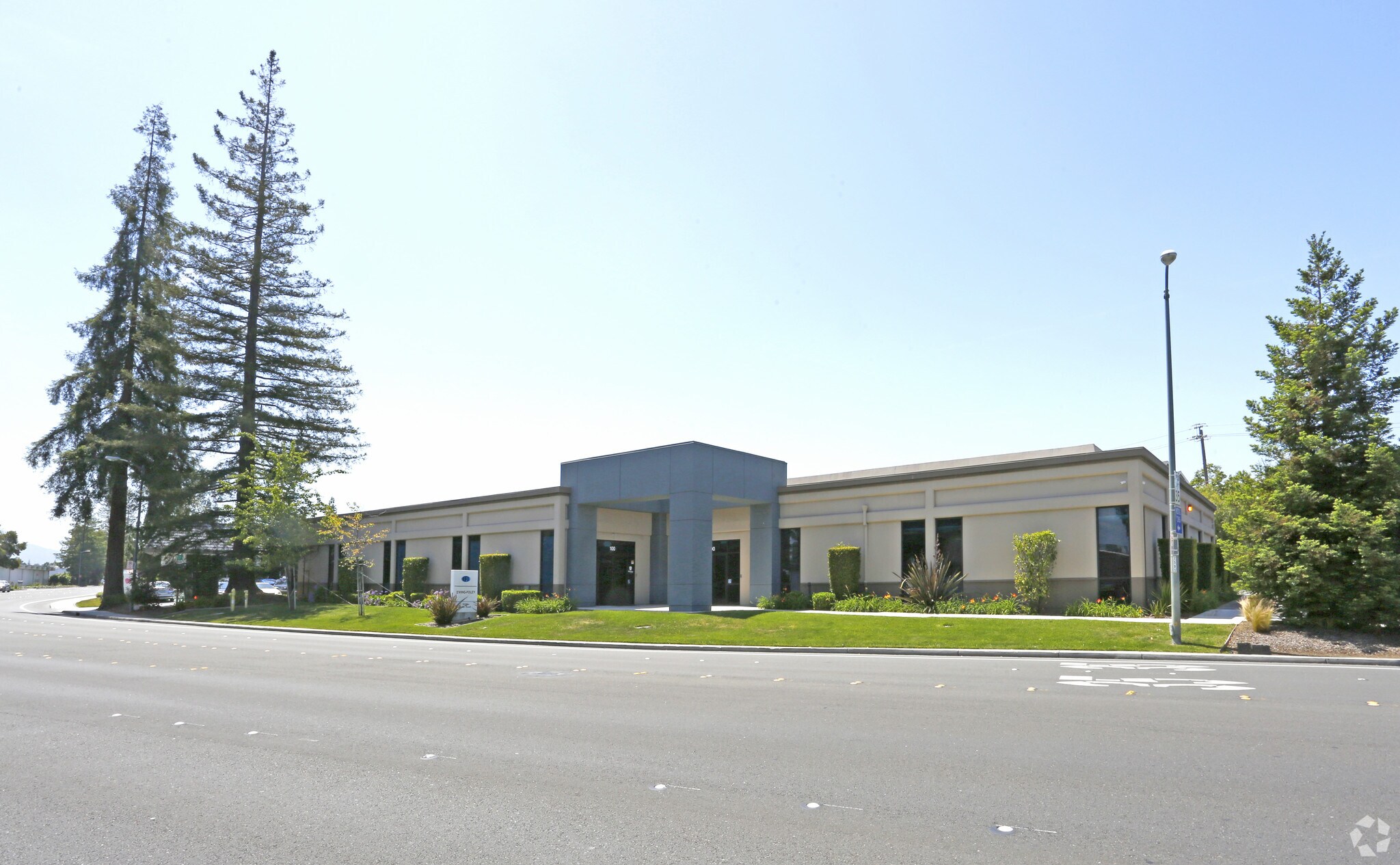 10061 Bubb Rd, Cupertino, CA à louer Photo principale– Image 1 sur 11