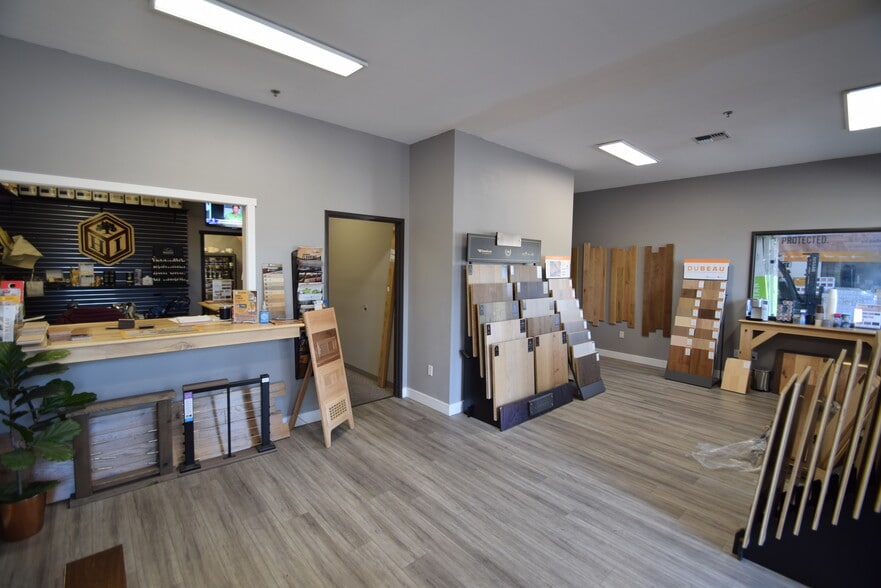 615 SE Glenwood Dr, Bend, OR à louer - Photo de l’immeuble – Image 3 sur 16