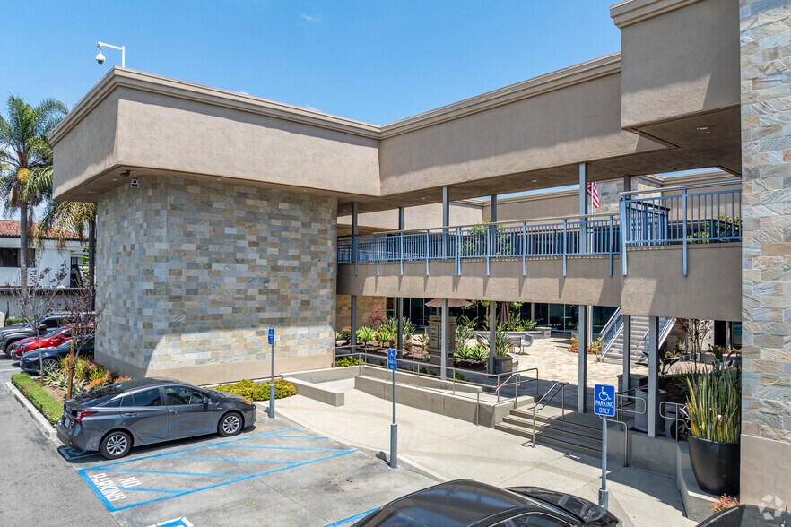 600 N Tustin Ave, Santa Ana, CA à louer - Photo de l’immeuble – Image 2 sur 6