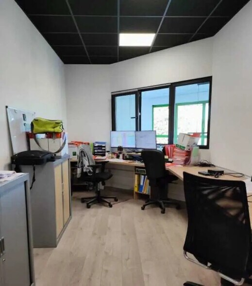 Local d’activités dans Septèmes-les-Vallons à louer - Photo de l’immeuble – Image 3 sur 4