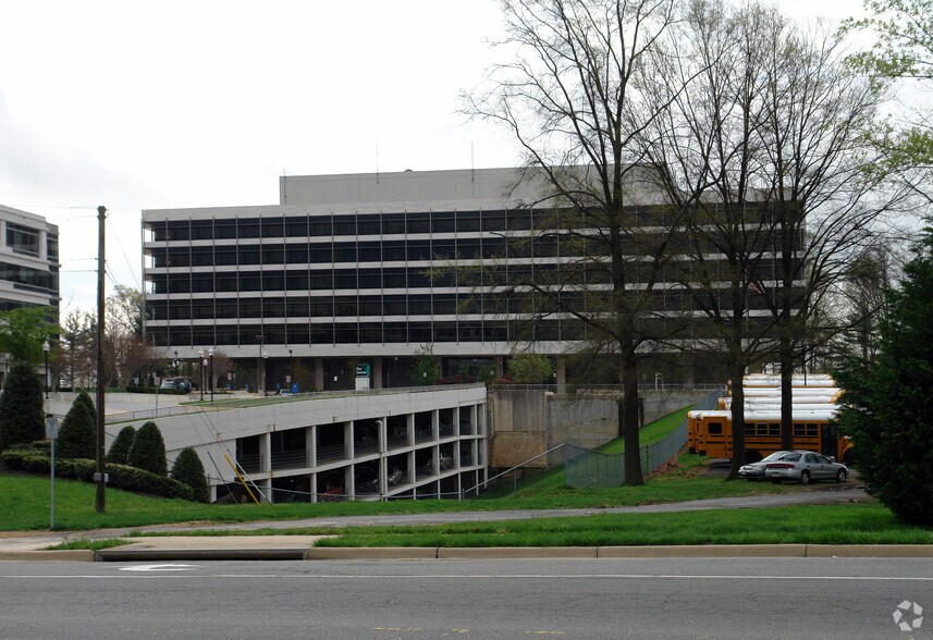 8111 Gatehouse Rd, Falls Church, VA à louer - Photo de l’immeuble – Image 2 sur 12