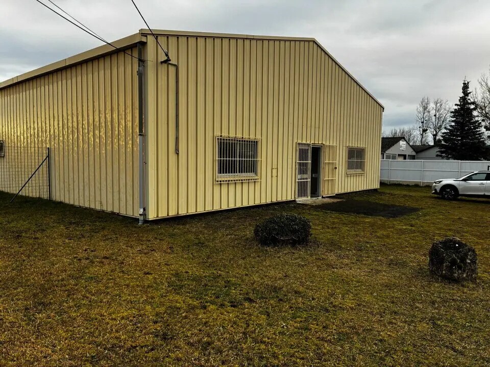 Local d’activités dans Luynes à louer Photo de l’immeuble– Image 1 sur 7