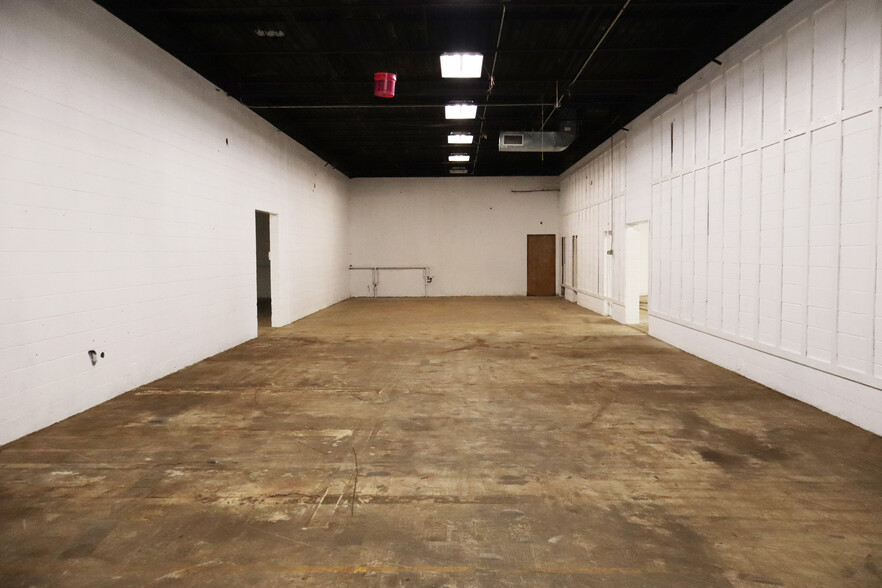 2064 Brentwood St, High Point, NC à louer - Photo de l’immeuble – Image 2 sur 15