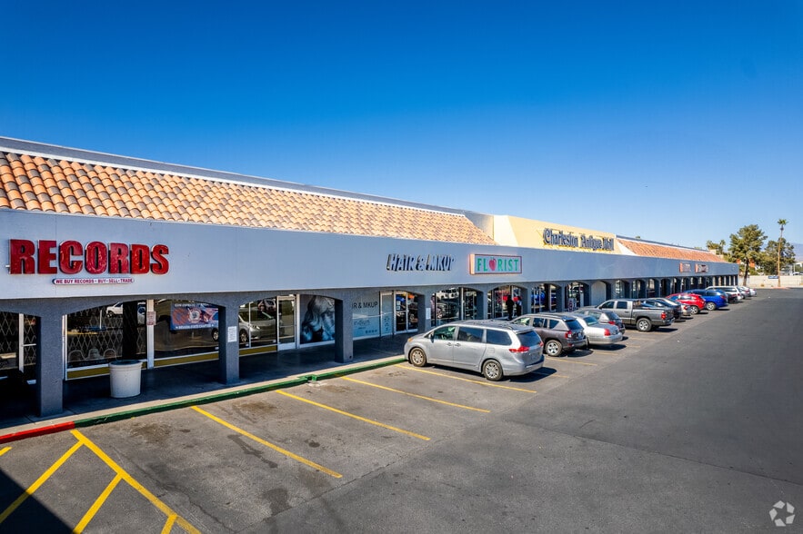 500-640 S Decatur Blvd, Las Vegas, NV à louer - Photo principale – Image 1 sur 4