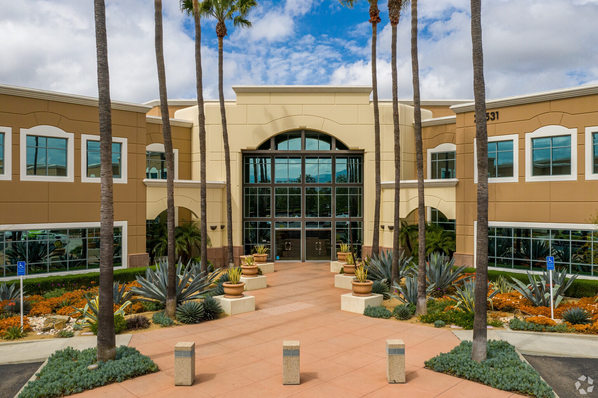 25521 Commercentre Dr, Lake Forest, CA à louer Photo principale– Image 1 sur 7