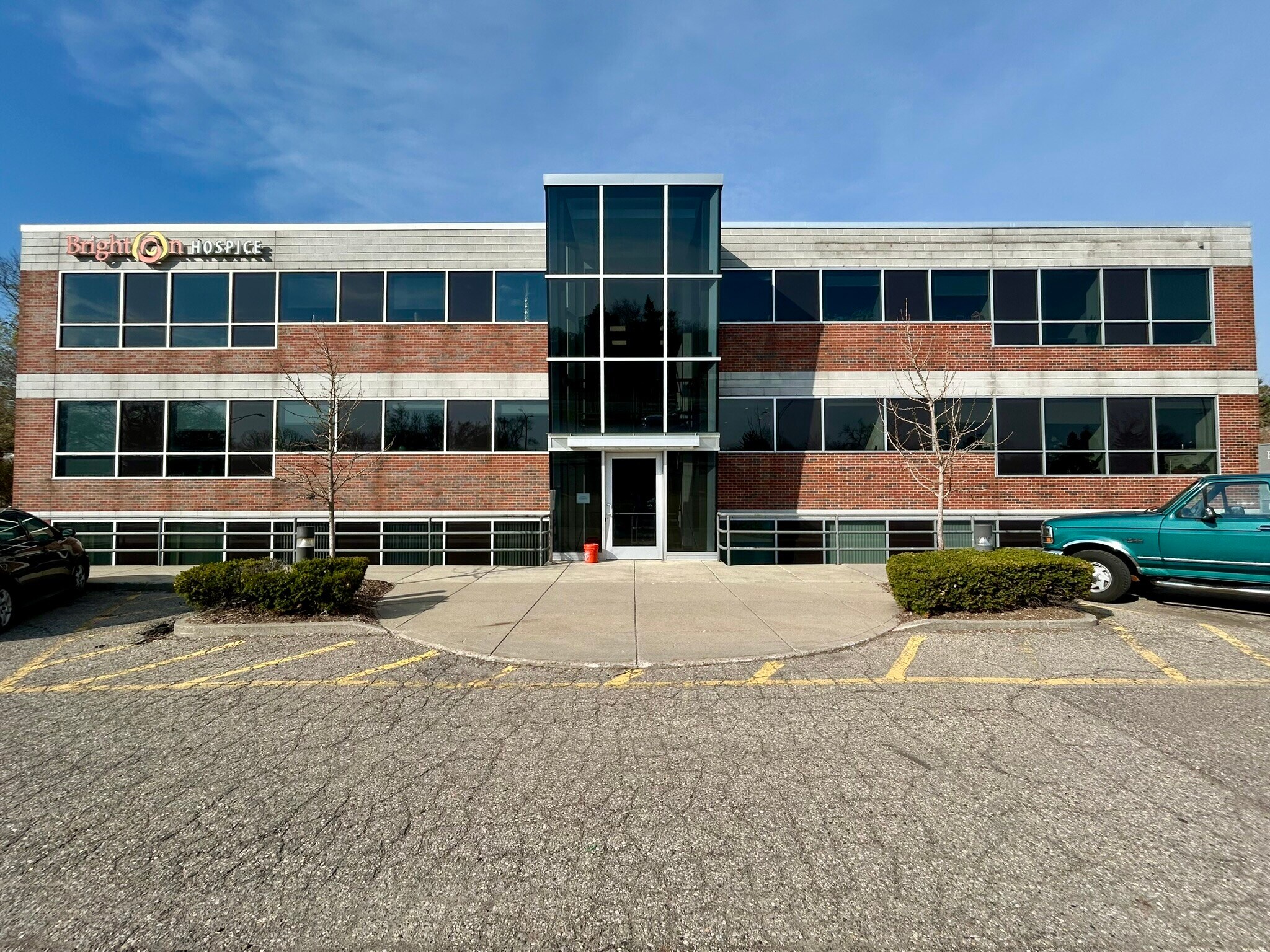26075 Woodward Ave, Huntington Woods, MI à louer Photo de l’immeuble– Image 1 sur 24