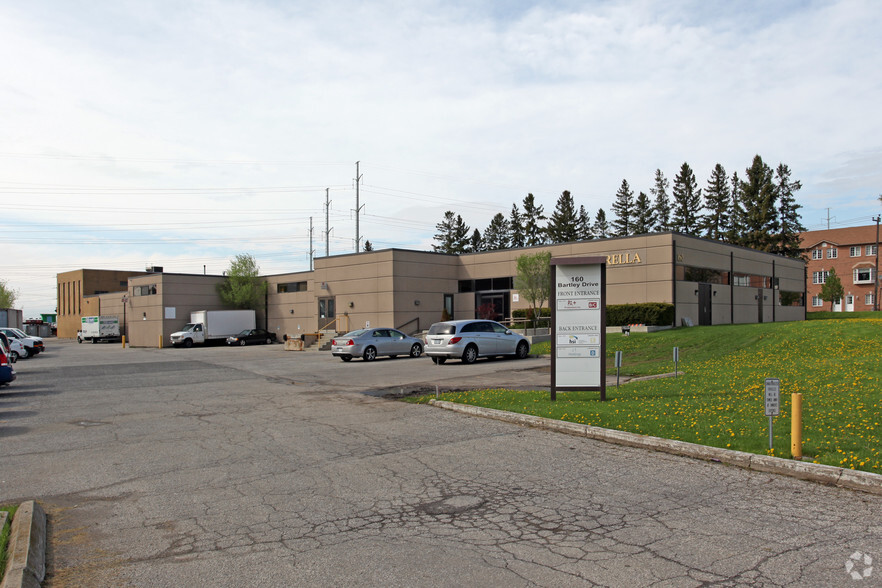 160 Bartley Dr, Toronto, ON à louer - Photo principale – Image 1 sur 2
