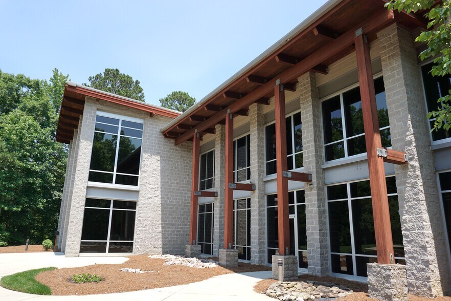 6880 Perry Creek Rd, Raleigh, NC à louer - Photo de l’immeuble – Image 3 sur 21