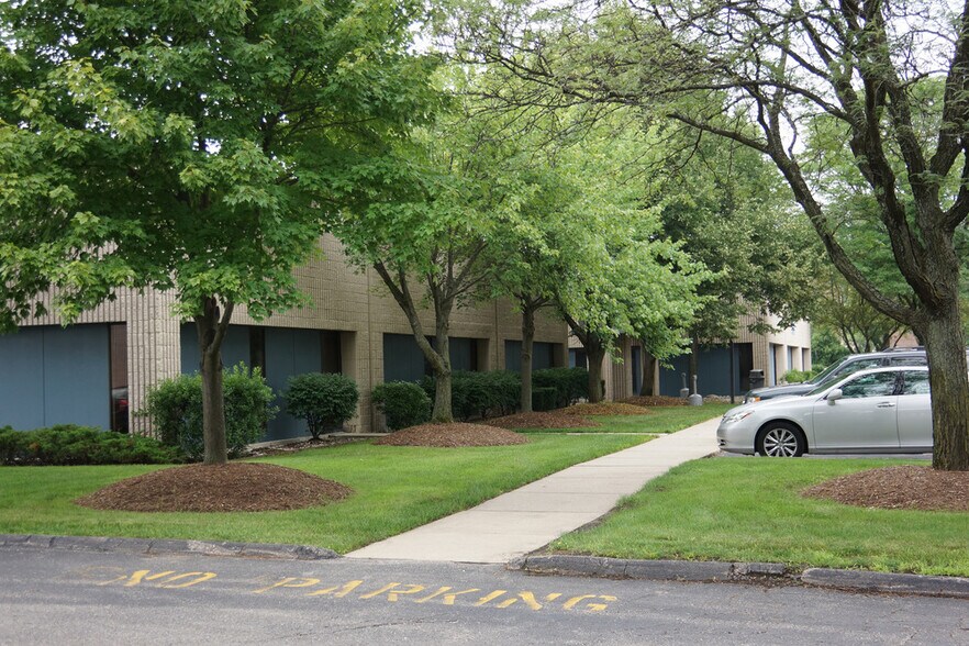 14115 Farmington Rd, Livonia, MI à louer - Photo de l’immeuble – Image 3 sur 5