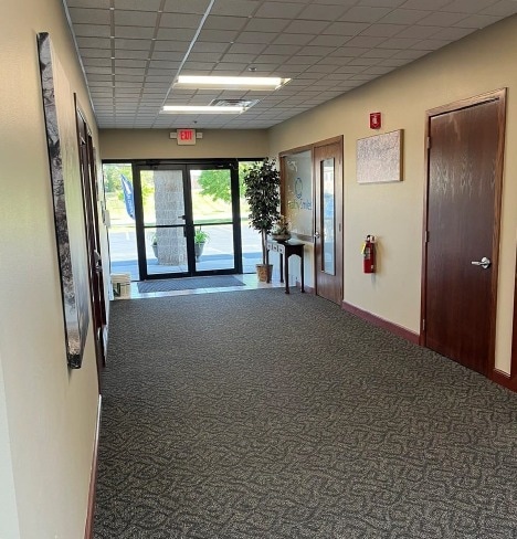 285 Forest Grove Dr, Pewaukee, WI à louer Photo intérieure– Image 1 sur 5