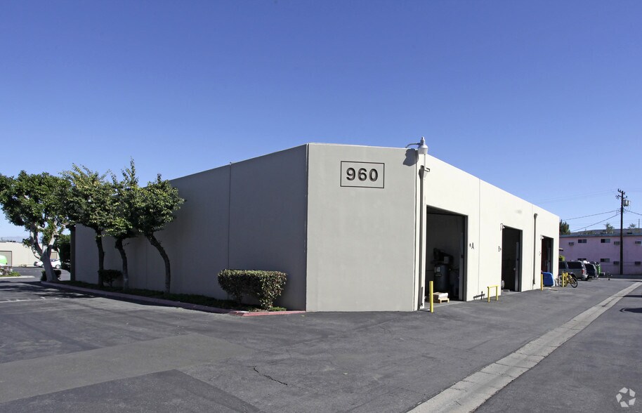 960 E Orangethorpe Ave, Anaheim, CA à louer - Photo de l’immeuble – Image 3 sur 5