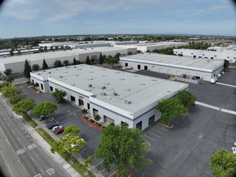 925 National Dr, Sacramento, CA à louer – Image 2 sur 10