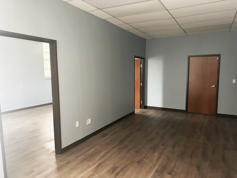 8303 Sovereign Row, Dallas, TX à louer - Photo de l’immeuble – Image 3 sur 5