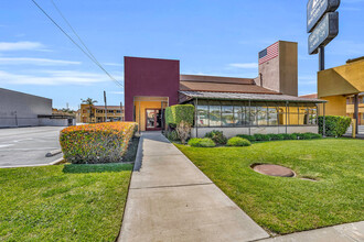 437 S Azusa Ave, Azusa, CA à louer Photo de l’immeuble– Image 1 sur 11