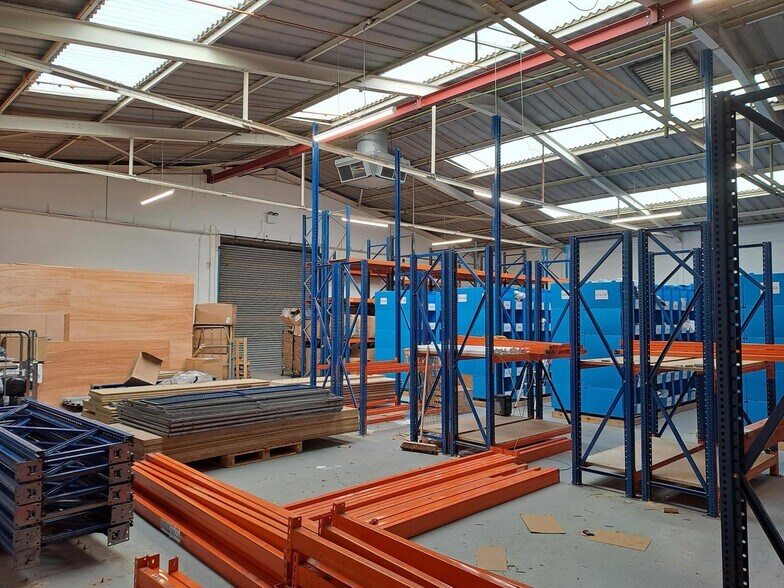 Bessemer Dr, Stevenage à louer - Photo de l’immeuble – Image 2 sur 4