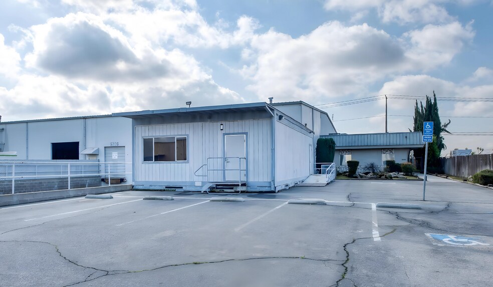 5326 E Pine Ave, Fresno, CA à louer - Photo de l’immeuble – Image 2 sur 9