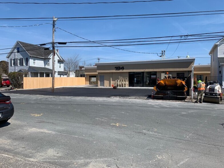 184 S 1st St, Lindenhurst, NY à louer - Photo de l’immeuble – Image 2 sur 21