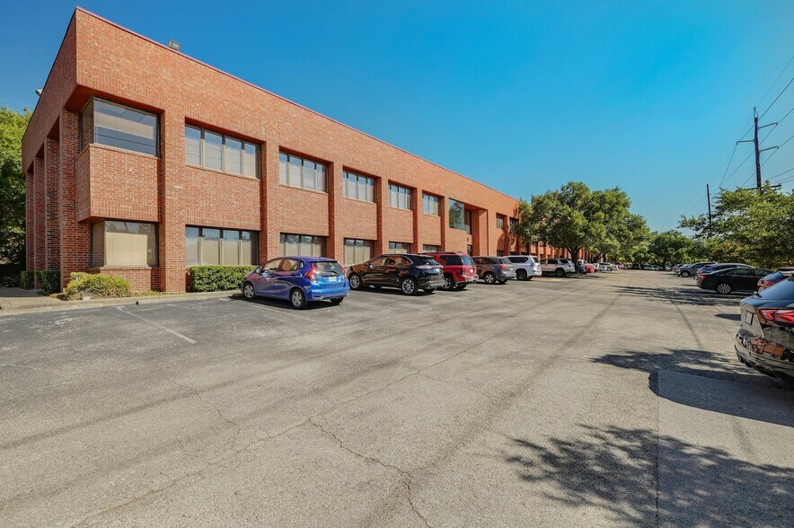 5750 Balcones Dr, Austin, TX à louer - Photo de l’immeuble – Image 1 sur 30