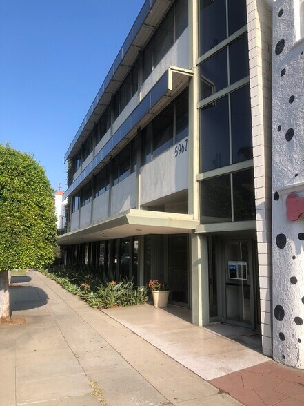 5967 W 3rd St, Los Angeles, CA à louer - Photo de l’immeuble – Image 2 sur 6