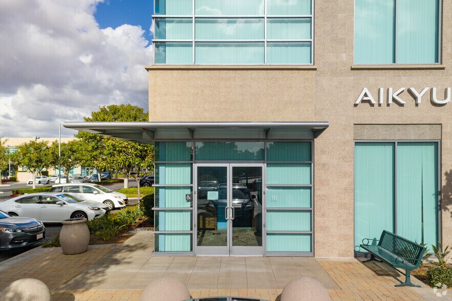 1220 Roosevelt Ave, Irvine, CA à louer - Photo de l’immeuble – Image 3 sur 17